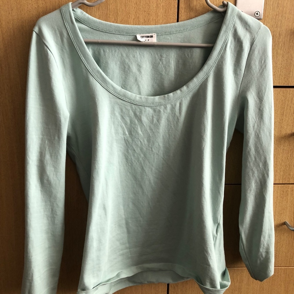 Green, scoop neck, long sleeve tee